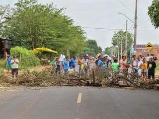 Moradores da Cidade de Deus transferidos para o Canguru durante protesto (Foto: Fernando Antunes)