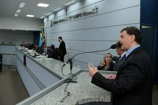 Vinicius Siqueira usa a tribuna em sessão da Câmara. (Foto: Divulgação)
