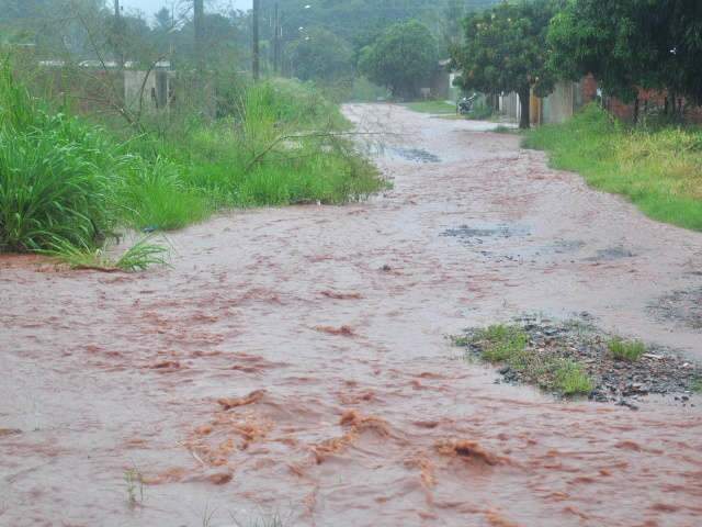  Chuva transforma rua em rio e moradores dizem que j&aacute; virou rotina