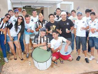 Integrantes da torcida Tubarão se reuniram na casa de um dos integrantes para acompanhar o time no Mundial(Foto:Simão Nogueira)