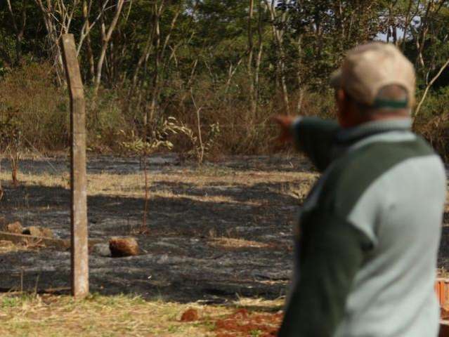 Moradores de &aacute;rea invadida temem por novo inc&ecirc;ndio em barracos