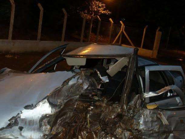 Homem morre e outro fica ferido em acidente com carreta de frigor&iacute;fico