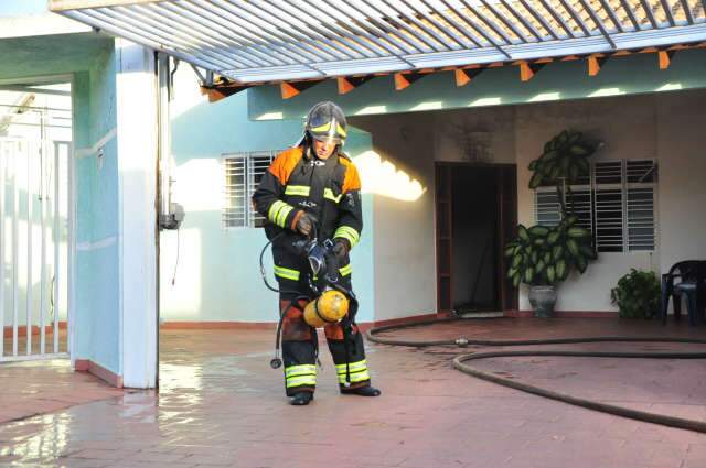  Mulher esquece chapinha ligada e causa inc&ecirc;ndio em resid&ecirc;ncia