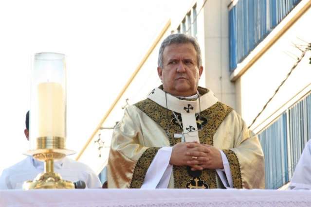 Crian&ccedil;as de bairro carente emocionam fi&eacute;is em missa de Corpus Christi