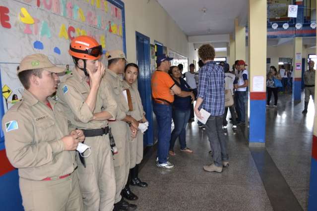 Ventania leva g&aacute;s t&oacute;xico &agrave; escola e adolescentes passam mal 