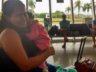 Pricila vai com a filha vistar parentes em Aquiadauana (Foto: Adriano Fernandes)