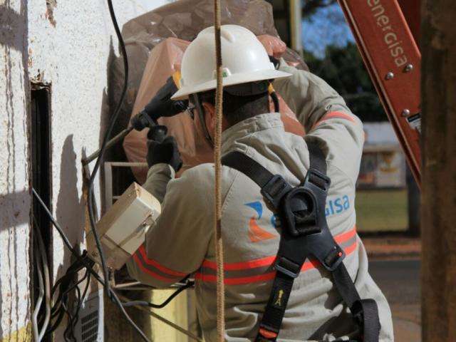 Pol&iacute;cia autua 20 e leva 9 &agrave; delegacia por furto de energia nas Moreninhas