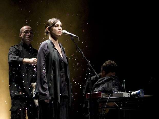Cantora Adriana Calcanhotto volta a Campo Grande com voz e viol&atilde;o em abril