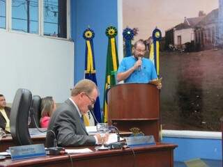 Presidente do Simted Juliano Mazzini fala durante sessão da Câmara de Dourados (Foto: Divulgação)