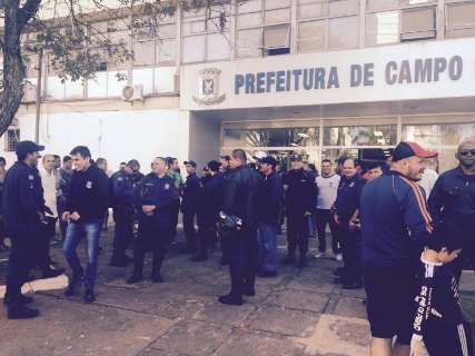 Guardas protestam na Prefeitura para cobrar definição de reajuste