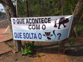 Faixa colocada na entrada do Parque dos Poderes, nos altos da Mato Grosso. (Foto: Direto das Ruas)