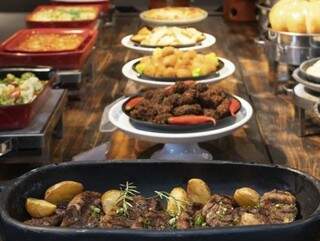 Na mesa o banquete com várias opções de comidas te esperam para comemorar a chegada de 2020 (Foto: Reprodução/ Facebook Território Lab)