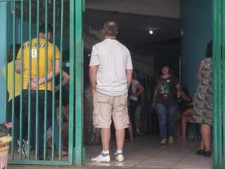 Escola Joaquim Murtinho, em Campo Grande, onde eleitores relataram conseguir entrar em seções com telefone celular. (Foto: Izabela Sanchez)