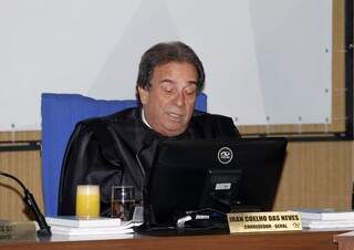 O conselheiro Iran Coelho das Neves, durante a sessão do TCE/MS nesta quarta-feira (Foto: TCE/Divulgação) 