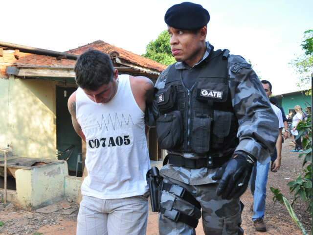  Durante opera&ccedil;&atilde;o, pol&iacute;cia prende homem e fecha boca-de-fumo na Vila Nh&aacute;-Nh&aacute;