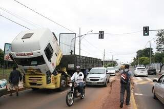 Caminhão quebrado impede passagem de  veículos pesados e de ônibus. (Foto: Marcos Ermínio)