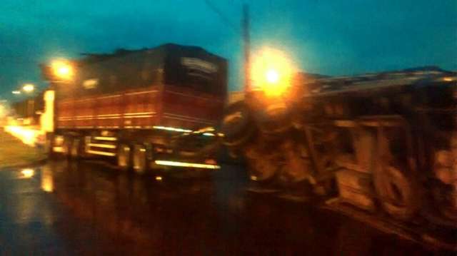 Carreta bitrem tomba na Guaicurus e obstrui a pista