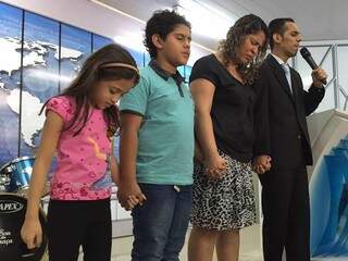 Helen juntamente com os filhos, Gabriela e Lucas, e o marido, pastor Wanderson, em culto na igreja Internacional da Graça de Deus. (Foto: Reprodução/ Facebook)