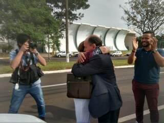 Mochi abraça Tânia Garib na chegada do MDB, para o anúncio da candidatura. (Liniker Ribeiro)