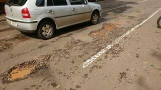 Na Marechal Rondon o cascalho sob o asfalto se solta a cada carro que passa pelas crateras. (Foto: Adriano Fernandes) 