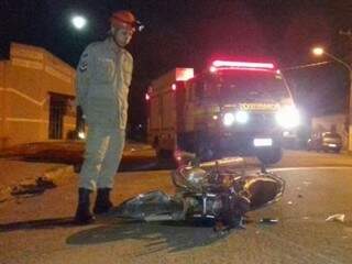 Motocicleta em que a vítima estava (Foto: Luiz Guido/O Pantaneiro)