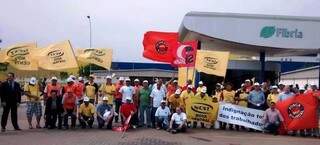 Em outubro de 2014, os funcionários da Fibria e das duas outras com unidade no município, a Eldorado Brasil e a International Paper, fizeram protestos pedindo reajuste salarial de 8,33% (Foto: Divulgação/Sititrel)