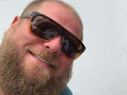 Homem perde o controle de Harley Davidson, bate em poste e morre