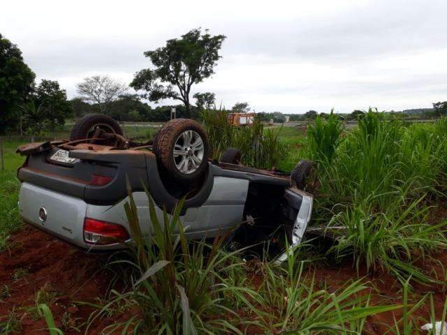 Condutor perde controle da dire&ccedil;&atilde;o e capota Strada na BR-267