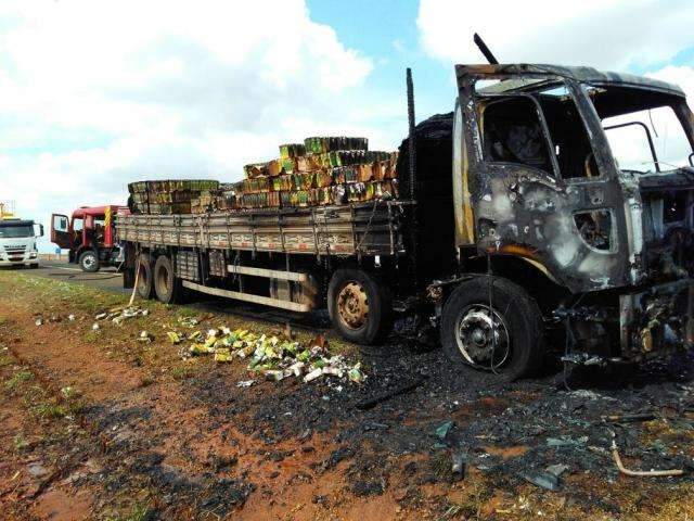 Caminh&atilde;o pega fogo e motorista sofre queimaduras no rosto