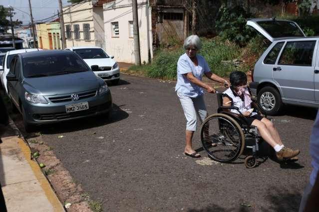 Aos 77 anos, mulher vota e leva filha na cadeira de rodas para cumprir com dever
