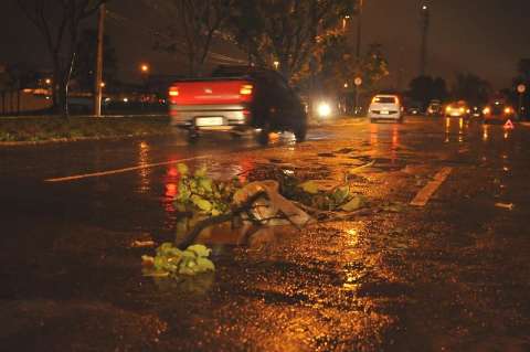 Em poucas horas, cratera aberta no asfalto de avenida fez 19 vítimas