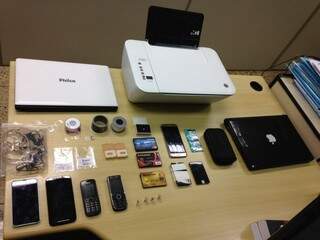 Equipamentos para fraudes foram encontrados em quarto de pousada. (Foto: Divulgação/PF)