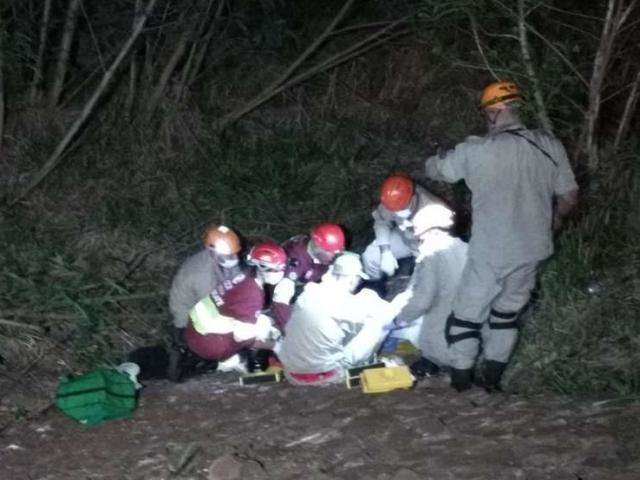 Jovem perde controle de motocicleta e é arremessado em ribanceira