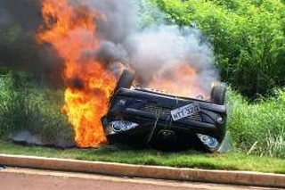 Carro pega fogo depois de capotagem em Dourados. Motorista teve ferimentos graves. (Foto:Dourados Informa)