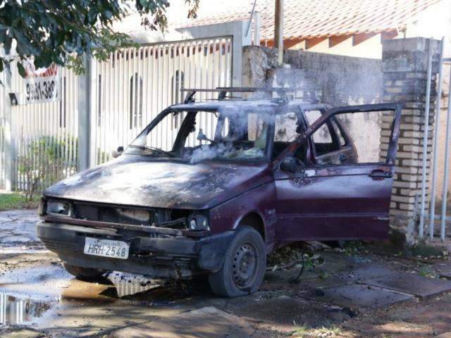 Fiat furtado fica destru&iacute;do ap&oacute;s bater em grade e pegar fogo