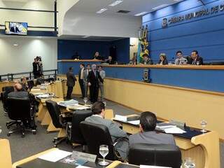 Vereadores durante sessão no plenário. (Foto: Izaías Medeiros/CMCG)