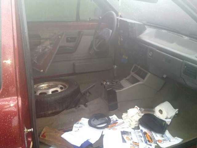 Carro roubado e sem bancos &eacute; encontrado abandonado na Capital