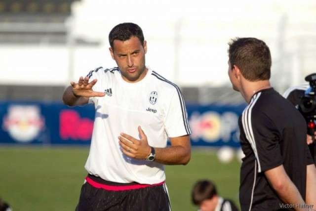 Diretor da Juventus apresenta estrutura do clube a pais e jogadores de futebol 