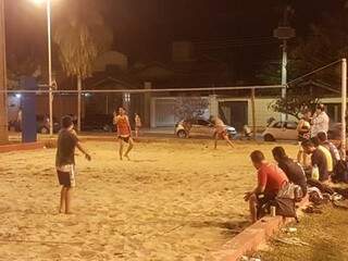 Quadra de areia sendo usada por grupo de pessoas que praticam esportes no local (Foto: Liniker Ribeiro)