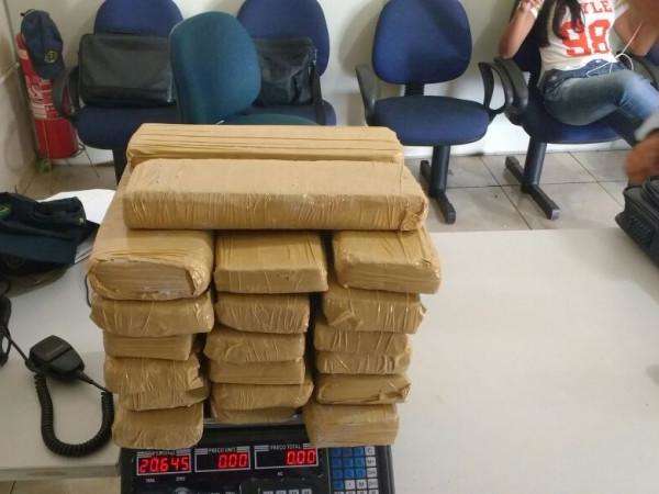Adolescente de 17 anos transportava mais de 20 quilos de maconha em &ocirc;nibus