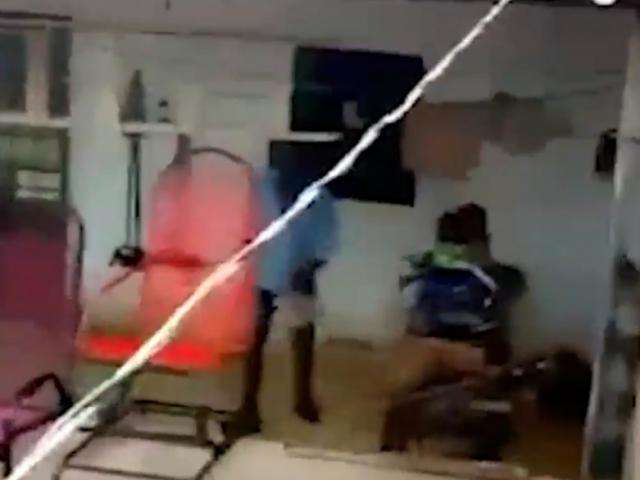 Idoso &eacute; flagrado agredindo cachorros com chicote e peda&ccedil;o de pau 