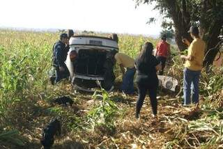 Carro da vítima foi encontrado na estrada vicinal (Foto: Dourados Informa)