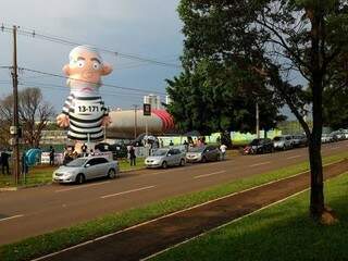 Boneco apelidado de Pixuleco, chama atenção de motoristas da Afonso Pena (Foto - Divulgação)