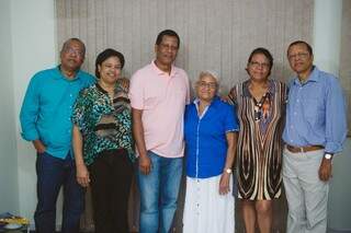 Neste ano os cinco irmãos se reuniram para uma ceia muito especial ao lado da mãe, dona Luzia. (Foto: Lusival Junior)