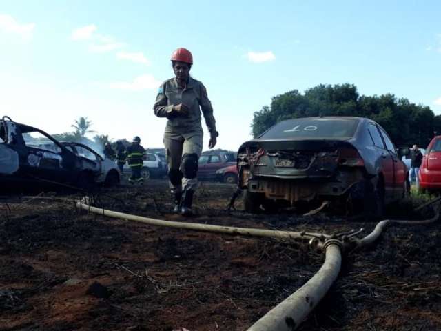 Inc&ecirc;ndio destr&oacute;i 15 sucatas de ve&iacute;culos que iriam &agrave; leil&atilde;o na Capital