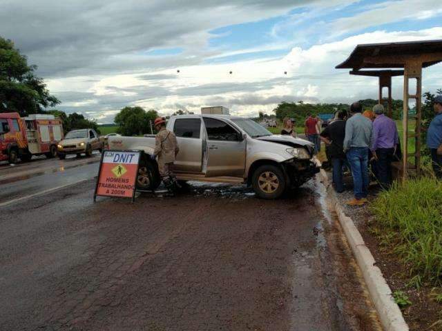 Carro vai parar em barranco, atingido por caminhonete em anel rodovi&aacute;rio