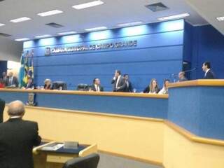 Câmara suspendeu sessão para falar com prefeito sobre isenção de ISS. (Foto: Richelieu de Carlo).