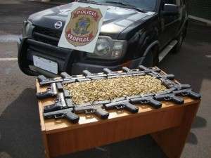 Ação conjunta resulta na apreensão de armas e munições em fundo falso de veículo