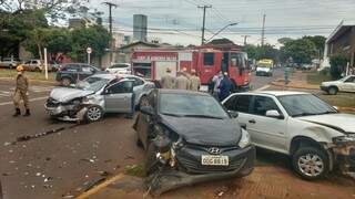 Acidente ocorreu no cruzamento da Monte Alegre com João Rosa Góes (Foto: Direto das Ruas)