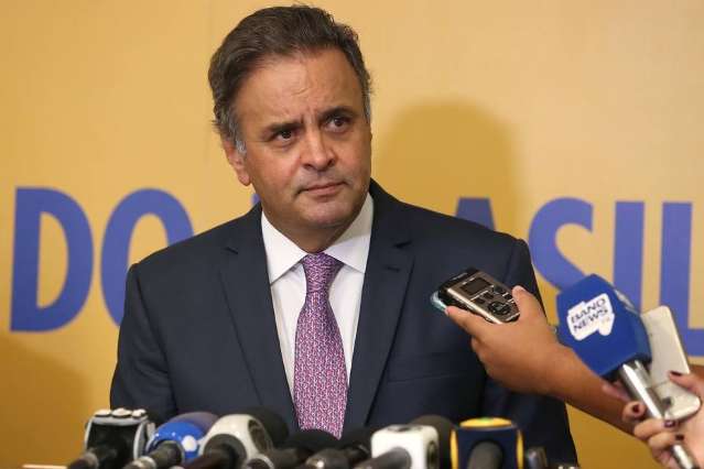 Ministro nega pedido de pris&atilde;o e permite volta de A&eacute;cio ao Senado